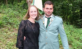 Katrin Rodehutscord und Jonas Steven sind das neue Köningspaar in Weine. - Schützen Weine