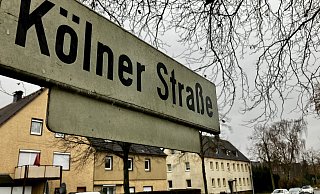 Die Brandstiftung in einem Sieben-Parteien-Wohnhaus an der Kölner Straße wurde von der Kripo als versuchtes Tötungsdelikt eingestuft. - Jens Reichenbach