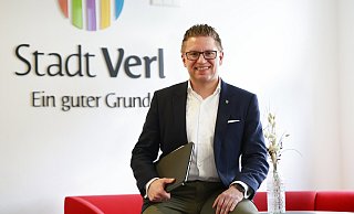 Robin Rieksneuwöhner fühlt sich im Verler Rathaus angekommen. - Roland Thöring