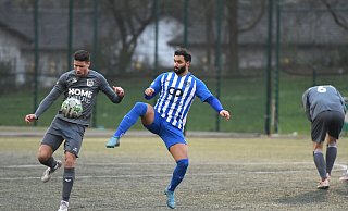Hoch das Bein: Omar Khaled (r.) vom FC Bad Oeynhausen, hier im Kreispokal gegen Union Minden. - Jürgen Krüger