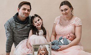Eugen und Lara Janke mit ihren Kindern Kiara und Elias. Emily ist auf dem Foto zu sehen. "Sie wird immer Teil unserer Familie sein", sagt Lara Janke. - Privat