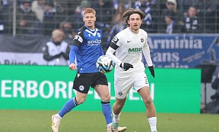 Arminia Bielefelds Louis Oppie (l.) hatte im Duell mit dem Auer Tim Danhof einige Male das Nachsehen. - Oliver Krato