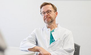Chefarzt Onno Frerichs leitet die Klinik für Plastische, Wiederherstellungs- und Ästhetische Chirurgie am Klinikum. - Oliver Krato Chefarzt Onno Frerichs leitet die Klinik für Plastische, Wiederherstellungs- und Ästhetische Chirurgie am Klinikum. - Oliver Krato