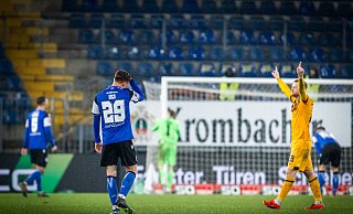 Während Dynamo Dresdens Jonathan Meier (r.) jubelt, sind die Arminen um Henrik Koch (Nr. 29) nach dem Treffer zum 0:1 geknickt. - Sarah Jonek Fotografie
