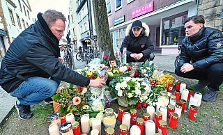 Mit zahlreichen Blumen und Kerzen haben Freunde und Verwandte Abschied genommen von Besar Nimani. Sein Bruder Berat, sein Neffe Festim und seine Schwester Azize Nimani sind fassungslos und wütend. - Barbara Franke