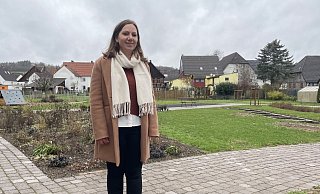 Katharina Borgolte am Generationengarten in Stahle. Neben einer Boulebahn, können sich Besucher bald unter anderem auf einen Barfußpfad, ein Kletterhäuschen und blühende Pflanzen freuen. - Shannon-Lee Bendig