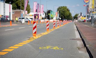 Für die Zeit des Verkehrsversuchs auf der Detmolder Straße gibt es beidseitig eigene Radspuren im Fahrbahnbereich. - Niklas Tüns