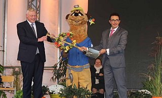 Im Oktober 2020: Den Landesgartenschau-Spaten übernimmt Daniel Hartmann (l.) in Kamp-Lintfort von Christoph Landscheidt; in der Mitte das Maskottchen der dortigen LGS. - Stefan Büschken