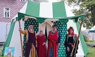 Das Zelt steht: Die Gralsritter um Gräfin Sophia und Gräfin Axel von Uppenberg sind aus dem Münsterland und anderen Regionen Deutschlands nach Höxter gereist. - Huxarium Gartenpark Höxter