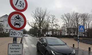 Neue Schilder: Jetzt dürfen auch Radfahrer über die gesperrte Schützenbrücke radeln. - Ulf Hanke