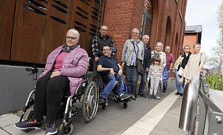 Die Inklusive Politikgruppe und der Rolli Club Bünde haben das Bahnhofsgebäude in Augenschein genommen. - Gerald Dunkel