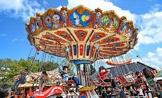 Fast so schön wie Fliegen. Auf der Kirmes des Schweinemarktes stehen traditionelle und moderne Fahrgeschäfte nebeneinander. Freitag ist von 15 bis 17 Uhr Happy Hour. - BARBARA FRANKE