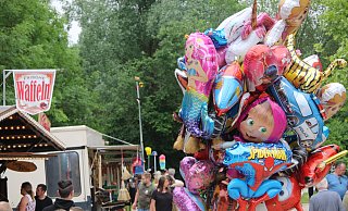 Der Pfingstmarkt auf der Aqua Magica lockt am Wochenende Familien mit einer Mischung aus Flohmarkt, Kirmesrummel und Wirtschaftsschau. Unser Foto zeigt die Allee des Weltklimas 2022. - Anthea Moschner