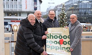 Henner Zimmat, Jan-Bernd Tangerding, Martin Knabenreich und Thomas Kunz (v.l.) laden zum Sonntags-Shopping am dritten Advent in die Bielefelder Innenstadt ein. - Peter Unger