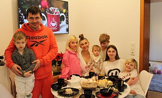 Die ganze Familie musste für die Flucht in einem Auto Platz finden. Drei Tage lang waren Nikita (4), Sergei (43), Maria (10), Katerina (39), Milana (10 Monate), Daniel (12), Eva (15) und Sofia (8) unterwegs, bis sie in Enger ankamen. - Linda Schnepel