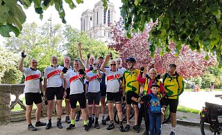 In Sichtweite der Kathedrale Notre Dame in Paris trafen sich die Radfahrer aus Stemwede und ihre Freunde aus Lardy. Den letzten Tour-Abschnitt von Paris in Stemwedes Partnerstadt Lardy legten Deutsche und Franzosen gemeinsam zurück. - Partnerschaftsverein/Méridaline du Pasquier