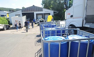 Eine Spezialfirma entsorgte die rund 35.000 Liter Chemikalien, die Ende April 2019 in der Lagerhalle in Börninghausen gefunden wurden. - Joern Spreen-Ledebur