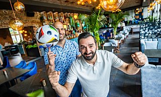 Pächter Samy Wali (l.) und Betriebsleiter Gökan Celik werden zur Fußball-EM insgesamt zwölf Großbildschirme im Skarabaé aufstellen. Bis zu 300 Fans können gleichzeitig gucken. - Sarah Jonek Fotografie Pächter Samy Wali (l.) und Betriebsleiter Gökan Celik werden zur Fußball-EM insgesamt zwölf Großbildschirme im Skarabaé aufstellen. Bis zu 300 Fans können gleichzeitig gucken. - Sarah Jonek Fotografie
