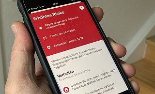 Die Corona-Warn-App schlägt derzeit oft Alarm. Bei solch einer Anzeige wird den Betroffenen empfohlen „wenn möglich, zu Hause zu bleiben“. Foto: Jens Reichenbach - Jens Reichenbach