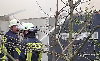 Die Feuerwehr löscht das Feuer, das im Vereinsgebäude des Höxteraner Schützenvereins ausgebrochen ist. - Svenja Ludwig