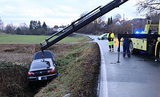 Der VW-Passat musste aus dem Graben geborgen werden. - Louisa Rabeneick