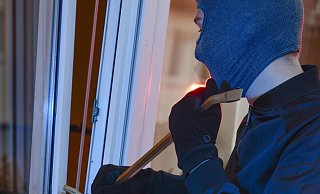 Die unbekannten Täter drangen durch die Terrassentür ein. - picture alliance / picture alliance/Bildagentur-online