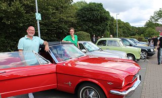 Jörg Flemming und Nora Müller von der Ahler Dorfgemeinschaft teilen sich die Leidenschaft für Oldtimer. Flemmings roter Mustang ist bisher jedes Jahr bei der Autoschau vertreten. - Anastasia von Fugler