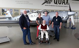 Der 100-jährige Edmund Schmitz mit Tochter Petra und seinem Schwiegersohn Detlef Haugrund sowie Christoph Heggemann (r.) und Hubert Schmidt von den Quaxfliegern. - Schmidt