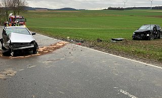 Bei einem Unfall zwischen Breuna und Wettesingen wurde ein 25-Jähriger aus Warburg lebensgefährlich verletzt. - Feuerwehr Breuna