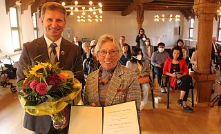 Landrat Michael Stickeln zeichnet Gabriele Popp-Linder aus Höxter mit dem Verdienstkreuz am Bande des Verdienstordens aus. - Burkhard Battran