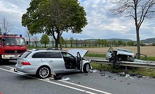 Durch die Wucht des Aufpralls wurde der Ford Kombi über die Leitplanke geschleudert. - Luis Rothe/Feuerwehr Hille