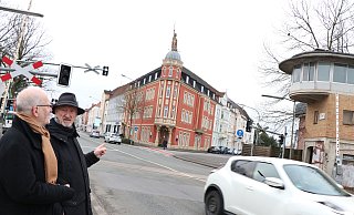Michael Zirbel (l.) und Reinhard Drees finden das frühere Schrankenwärterhäuschen (ganz rechts) an der Detmolder Straße sehr reizvoll. - Holger Kosbab