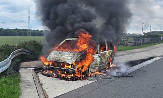 Als die Feuerwehr am A44-Rastplatz ankommt, steht der Wagen bereits in Flammen. - Feuerwehr