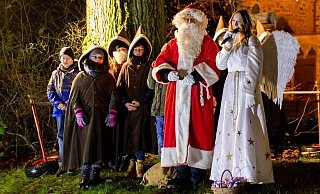 Ein Höhepunkt des Weihnachtsmarktes ist die Ankunft des Nikolauses mit dem Weihnachtsengel am Samstag. - Gemeinde Rödinghausen