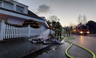 Auf dem Gehweg vor dem Wohnhaus löschte die Feuerwehr noch brennende Einrichtung. - David Schellenberg