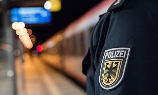 Ein Bünder hat sich an einem Bahnhof offenbar besonders leichtsinnig verhalten - und dabei sein Leben aufs Spiel gesetzt. - Symbolbild: Bundespolizei