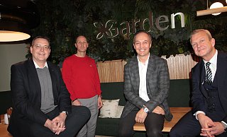 Geschäftsführer Norbert Leibold (v. l.), Center-Manager Kai Meyer, Geschäftsführer Robin Stork und Hoteldirektor Thomas Heine sitzen gut gelaunt im neuen Garden-Restaurant im Vital-Hotel in Bad Lippspringe. - Uwe Müller