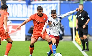 Paderborns Koen Kostons (l.) und Hamburgs Noah Katterbach kämpfen um den Ball. - Daniel Bockwoldt / dpa