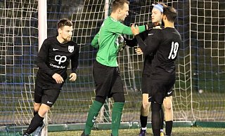 Aufregung nach dem 2:2-Strafstoßtor für den FCO: Torschütze Timo Mühlmeier (links) dreht ab, die Teamkollegen Omar Khaled (von rechts) und Benedikt Valldorf rangeln mit dem SVH-Torwart um den Ball. - Egon Bieber