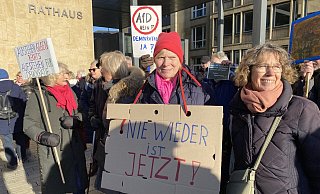Versammlungsleiterin Marita Hüllbrock (r.) und Elisabeth Corona (2. v. r.) freuen sich vor dem Gütersloher Rathaus über unerwartet hohe Resonanz, die die kurzfristig organisierte Demo erfahren hat. Eine Kundgebung ist für Freitag, 26. Januar, 18 Uhr auch auf dem Herforder Rathausplatz geplant. - Christian Bröder