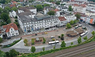 Glücklich ist die Lage des Busbahnhofs nicht. Bevor aber intensiver über eine Verlagerung nachgedacht wird, soll die Verwaltung Grundsätzliches klären. - Jürgen Krüger