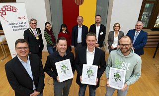 Die Preisträger des Sust-Awards Ulrich Schulte von VegaSystems (vorne, v. l.), André Hölscher von Senne Products, Tobias Altemeier von Vega Systems und Marco Schlomann von Feldwerk mit Bürgermeister Michael Dreier (hinten v. l.), der Jury Anja Pötting (Vauß-Hof), Sumaya Islam (Garage33), Jörg Nottmeyer (Hochschule Bielefeld), Alexander Flekler (Fraunhofer IEM) und Heike Süß (WFG) mit WFG-Geschäftsführer Marco Trienes. - Tobias Vorwerk/WFG