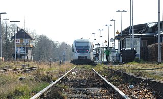 Rahden ist derzeit Endstation, hier fahren die Züge derzeit nur nach Bielefeld ab. Diese Trennung der kürzesten Verbindung von OWL nach Bremen sei unnatürlich, sagt Rahdens Bürgermeister Bert Honsel. Er unterstützt die Wiederbelebung der Strecke nach Bremen. - Joern Spreen-Ledebur