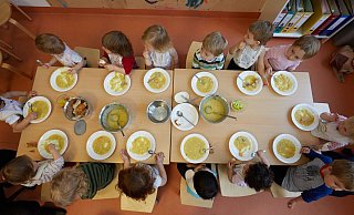 Mit oder ganz ohne Fleisch beim Mittagessen in der Kita? Die Meinungen der Mitglieder des Herforder Jugendhilfeausschusses gehen auseinander. - dpa/Georg Wendt