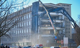Der Abbruch des früheren Anker-Werkes II für das neue Polizeigebäude am Stadtholz hat begonnen. - Andreas Zobe