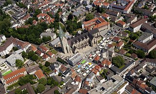 Stehen zumindest einige der Buden bald länger? Der Paderborner Wochenmarkt aus der Vogelperspektive. - Gerd Vieler