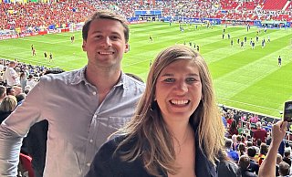 Hugo Capelli (l.) und Océane Labalette begleiten das französische Nationalteam auch zu den Spielen der EM 2024. Hier sind sie im Düsseldorfer Stadion. - Océane Labalette