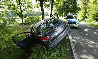 In einer Rechtskurve kam die 69-jährige Frau mit ihrem Fahrzeug von der Straße ab. Ihr Auto ist im Kreis Nienburg zugelassen. - Gerald Dunkel