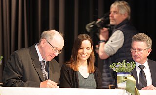 Geschichtslehrer Christoph Reichardt (v. l.), Birte Hewera und Schulleiter Benedikt Marpert unterzeichen die Kooperationsvereinbarung. - Torsten Wegener