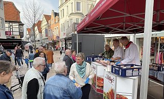 Beim Wurstanschnitt bildet sich schnell eine goße Traube von Hungrigen um die entspechenden Vekaufsstände in der Innenstadt. - Lübbecke Marketing